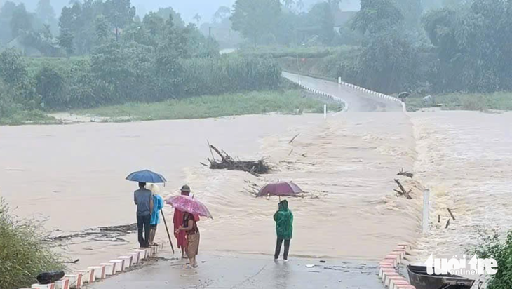 Chở hai con đi học về, mẹ bị nước lũ cuốn mất tích - Ảnh 3.