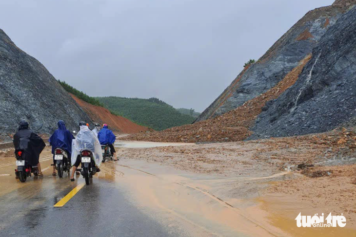 Chở hai con đi học về, mẹ bị nước lũ cuốn mất tích - Ảnh 4.