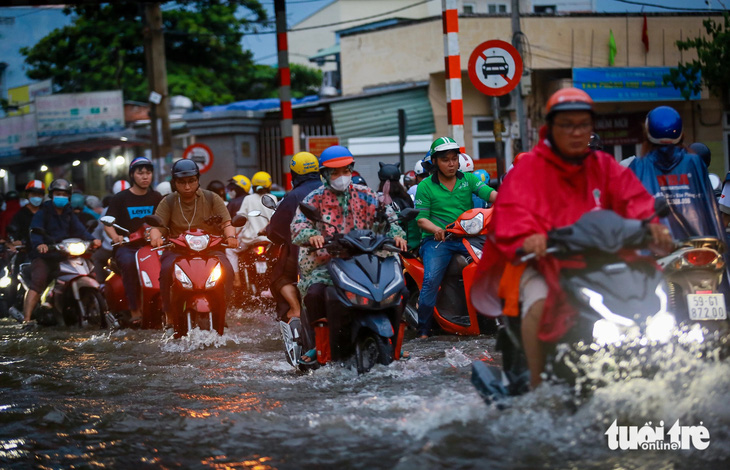 TP.HCM đón đợt triều cường đầu mùa, xe máy dắt bộ, xe hơi quay đầu - Ảnh 8.