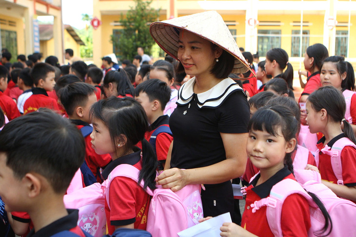 Học nhờ, dồn lớp, mua nợ thiết bị..., các trường tìm mọi cách để học sinh đi học lại sau bão lũ