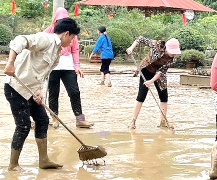 Học nhờ, dồn lớp, mua nợ thiết bị..., các trường tìm mọi cách để học sinh đi học lại sau bão lũ