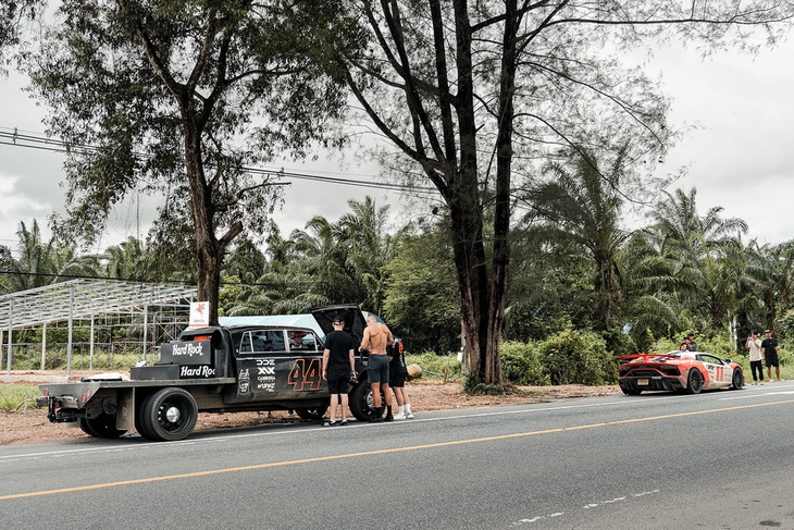 Loạt sự cố với Gumball 3000: Siêu xe gặp 'siêu đinh', siêu mưa - Ảnh 1.