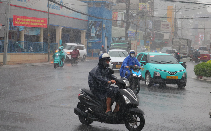 Mưa lớn ở TP.HCM còn kéo dài tới khi nào? - Ảnh 2.