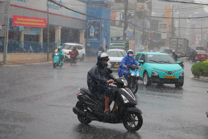 Mây dông đang kéo về, trưa đến tối TP.HCM mưa dông nhiều nơi - Ảnh 1.