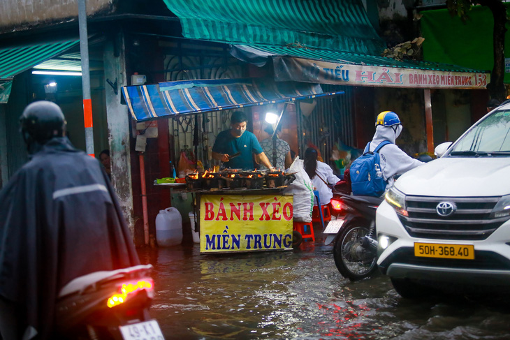 TP.HCM đón đợt triều cường đầu mùa, xe máy dắt bộ, xe hơi quay đầu - Ảnh 3.