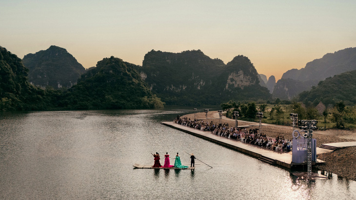 H’Hen Niê, Ngọc Châu, Bùi Xuân Hạnh trình diễn thời trang trên bè ở Tràng An - Ảnh 2.