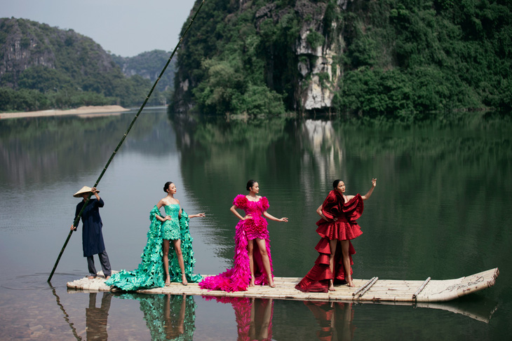 H’Hen Niê, Ngọc Châu, Bùi Xuân Hạnh trình diễn thời trang trên bè ở Tràng An - Ảnh 1.