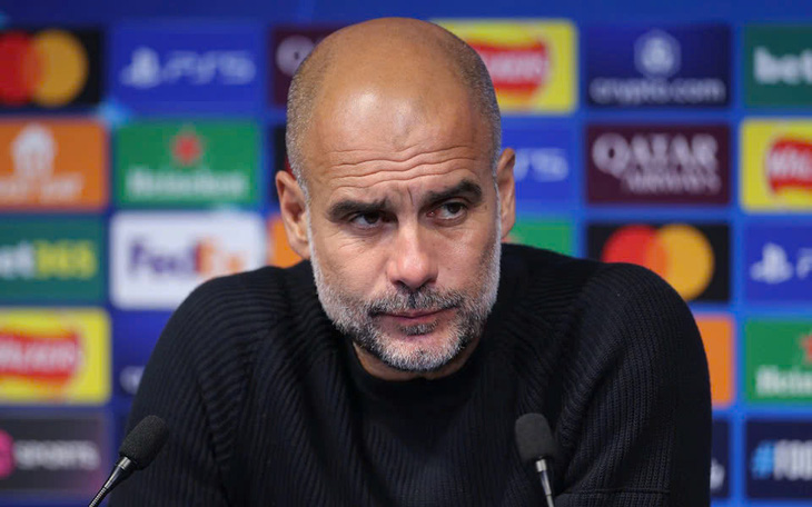 HLV Pep Guardiola của Man City tung cước vì giận trọng tài - Ảnh 3.