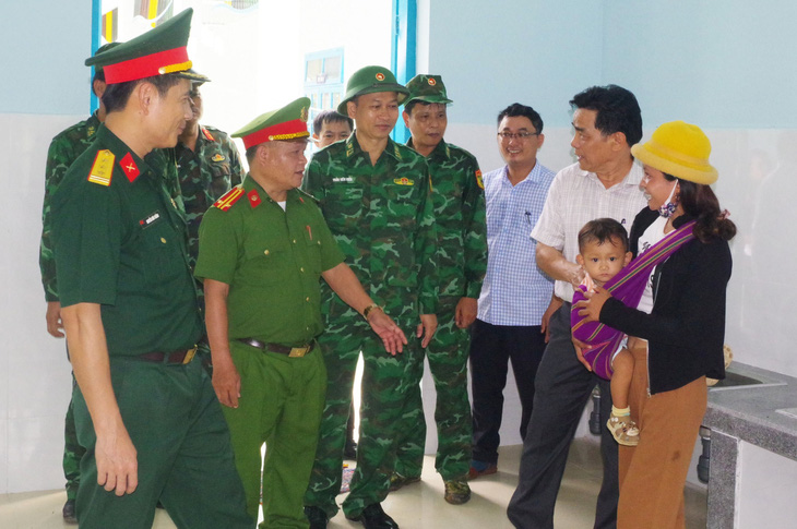 Vết nứt toác trên quả đồi gần nhà dân, chủ tịch Quảng Nam yêu cầu chọn vị trí làm khu tái định cư - Ảnh 9.