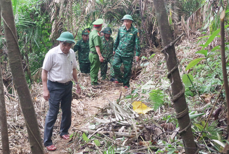 Vết nứt toác trên quả đồi gần nhà dân, chủ tịch Quảng Nam yêu cầu chọn vị trí làm khu tái định cư - Ảnh 6.