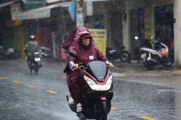 Mưa lớn ở TP.HCM còn kéo dài tới khi nào? - Ảnh 1.