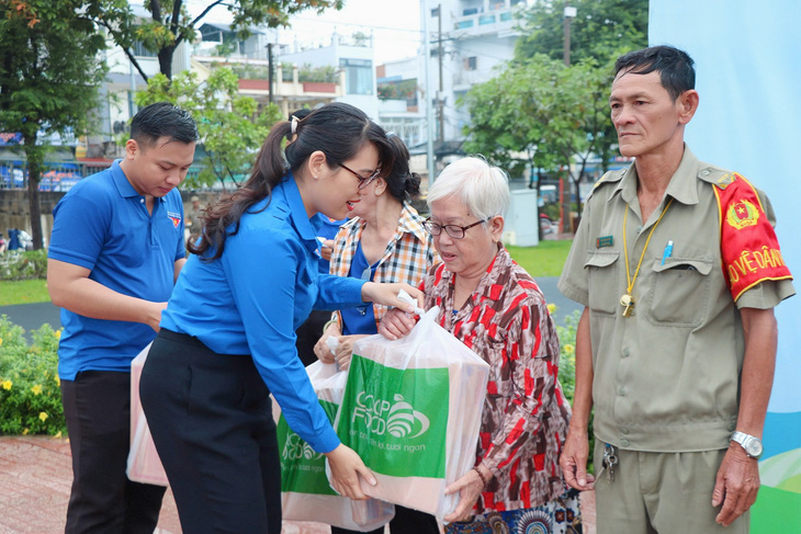 100 đoàn viên thu gom rác trên kênh Đôi, tặng áo phao cho bến đò - Ảnh 1.