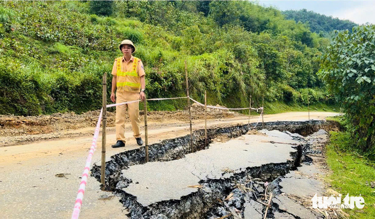 Cha mẹ, vợ tử nạn do lở núi, chàng trai 21 tuổi lâm cảnh ‘gà trống' nuôi 2 con thơ - Ảnh 4.