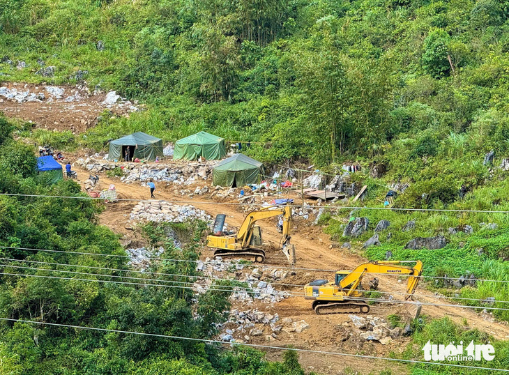 Cha mẹ, vợ tử nạn do lở núi, chàng trai 21 tuổi lâm cảnh ‘gà trống' nuôi 2 con thơ - Ảnh 11.