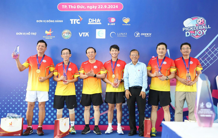 Bí thư Thành ủy TP.HCM thi đấu Pickleball ủng hộ đồng bào bị thiệt hại do bão lũ - Ảnh 1.