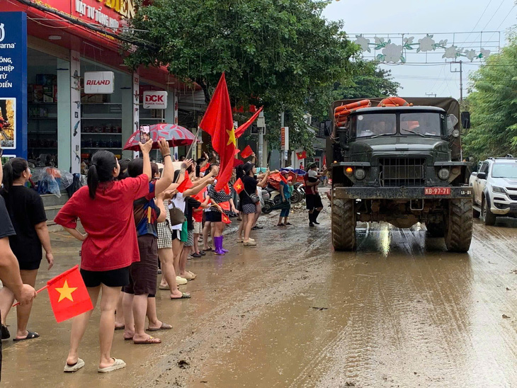 Người dân Yên Bái mang cờ, hoa ra đường vẫy chào, cảm ơn các chú bộ đội  - Ảnh 3.