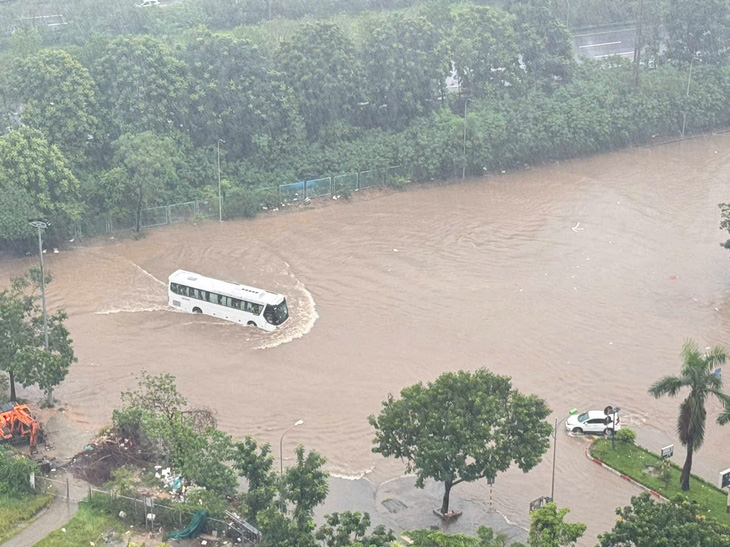 Hà Nội mưa lớn, nhiều đoạn đường ngập sâu - Ảnh 3.