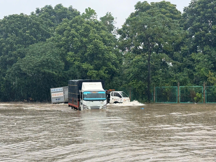 Hà Nội mưa lớn, nhiều đoạn đường ngập sâu - Ảnh 1.