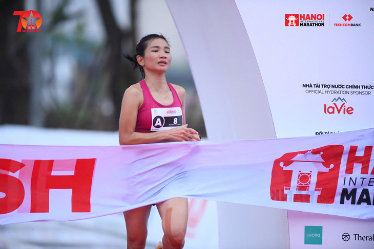 Nguyễn Thị Oanh vượt kỷ lục quốc gia marathon - Ảnh 1.