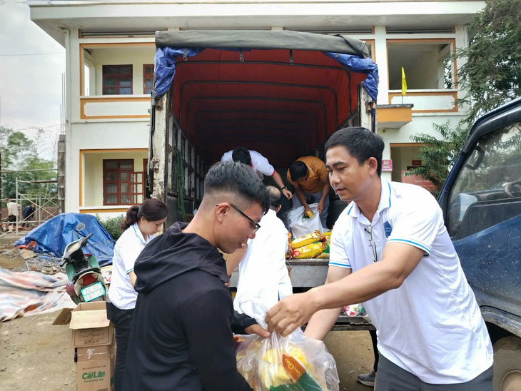 Y bác sĩ Cần Thơ vượt 2.000 km đến với bà con vùng bão lũ - Ảnh 2.