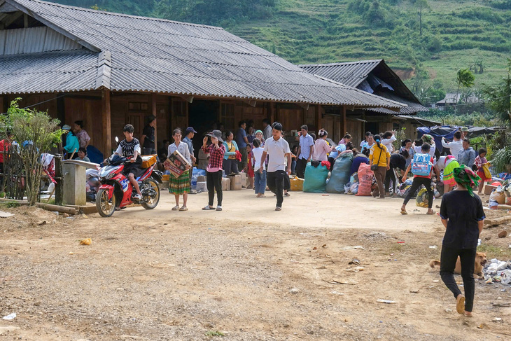 Cha mẹ, vợ tử nạn do lở núi, chàng trai 21 tuổi lâm cảnh ‘gà trống' nuôi 2 con thơ - Ảnh 10.