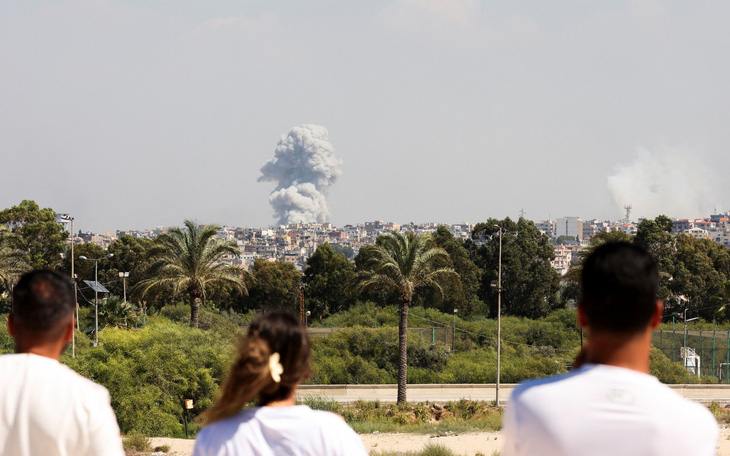 Israel không kích làm gần 200 người thiệt mạng, cảnh báo tấn công lớn vào Lebanon - Ảnh 2.