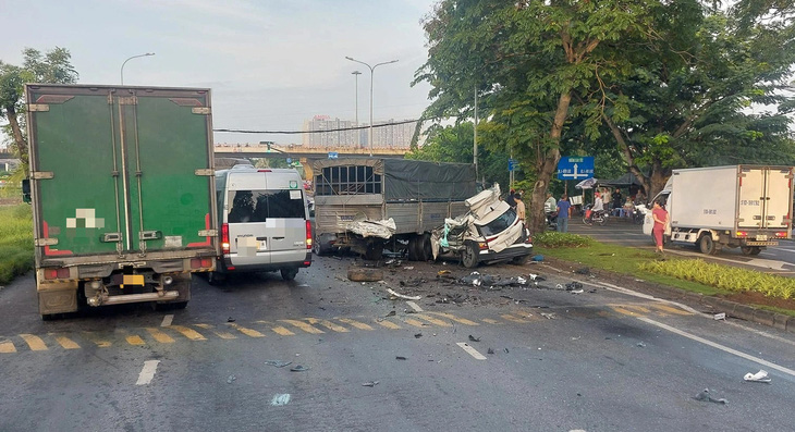 TP.HCM: Ô tô tông xe tải trên đường Nguyễn Văn Linh, hai người chết - Ảnh 3.