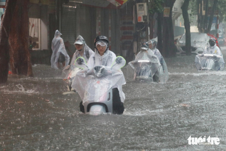 Mưa lớn xuyên đêm, nhiều tuyến phố ở TP Vinh thành 'sông' - Ảnh 2.