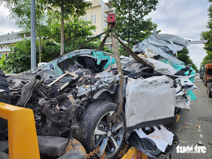 TP.HCM: Ô tô tông xe tải trên đường Nguyễn Văn Linh, hai người chết - Ảnh 1.