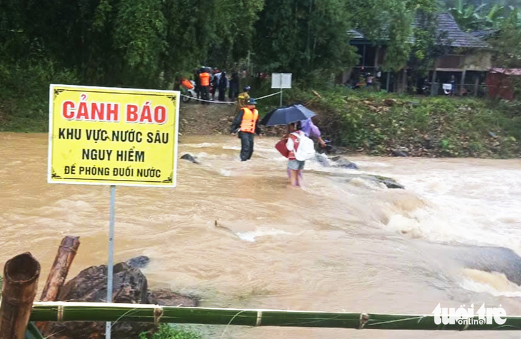 3 người chết vì mưa lũ, Nghệ An di dời hàng trăm hộ dân - Ảnh 1.