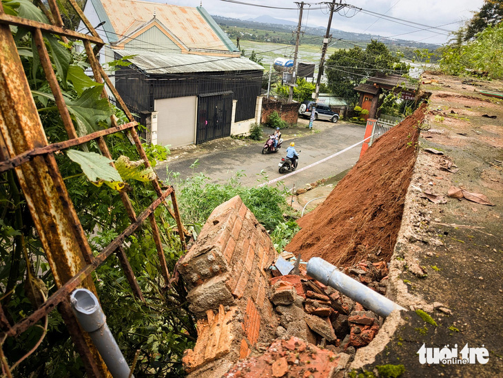 Sạt lở đất tại TP Pleiku, nhiều nhà dân bị uy hiếp - Ảnh 1.