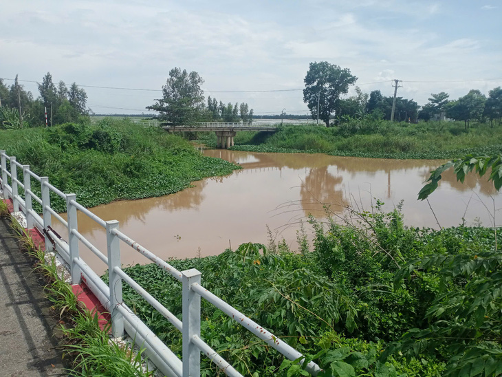 Bé trai 3 tuổi ngã xuống kênh mùa nước nổi, phát hiện thi thể cách nhà khoảng 1km - Ảnh 1.