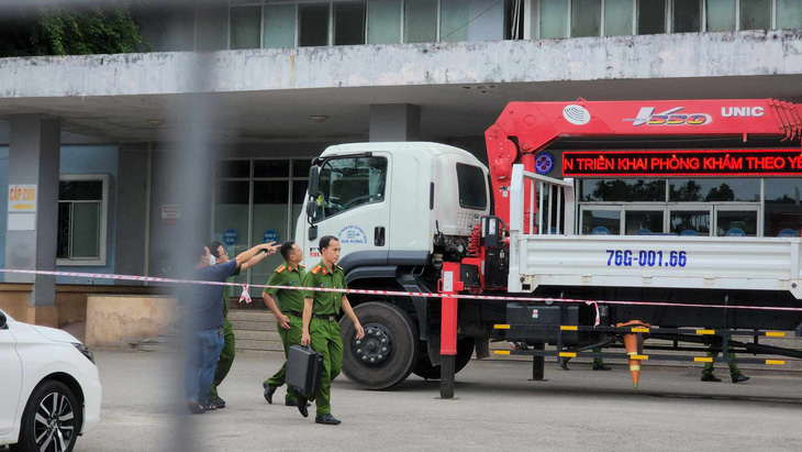 Người đàn ông chết trên ban công Bệnh viện đa khoa tỉnh Quảng Ngãi - Ảnh 1.