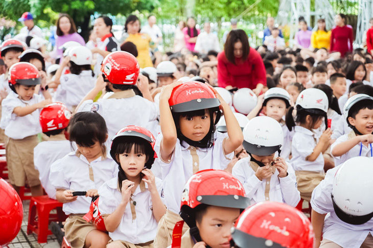 Trao tặng hơn 1,7 triệu mũ bảo hiểm cho học sinh lớp 1 - Ảnh 1.