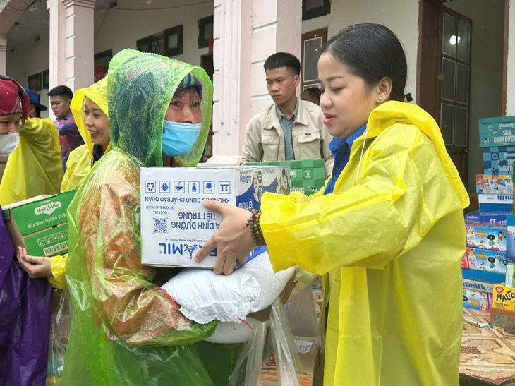 Thanh niên Cần Thơ vượt nghìn cây số tặng quà an sinh cho người dân Sơn La bị ảnh hưởng bởi bão Yagi tác giả LAN NGỌC