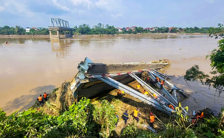 Tạm chi hơn 9 tỉ đồng trục vớt cầu Phong Châu - Ảnh 1.