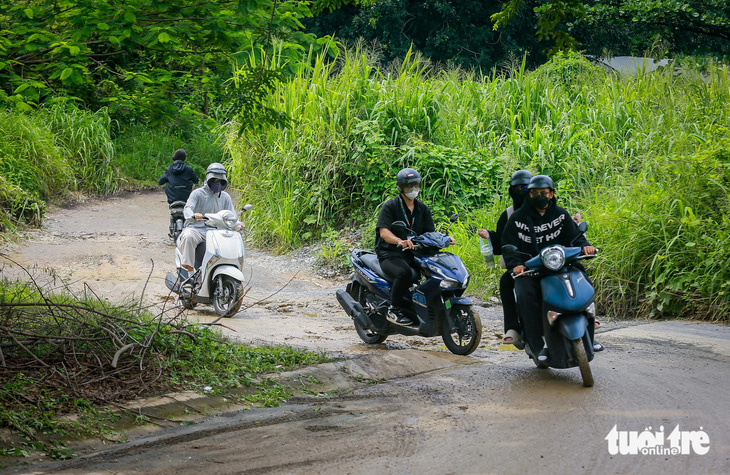 Đường nối đại học Nông Lâm và làng đại học TP.HCM nát ‘như tương’ - Ảnh 6.