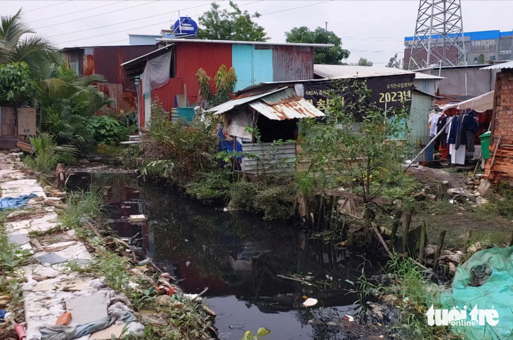 Gần 20 năm sống cạnh con rạch đen ngòm, hôi thối - Ảnh 2.