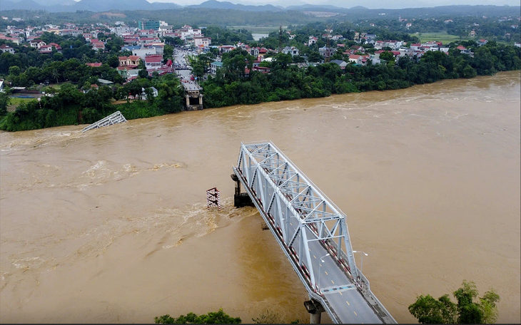 Dừng phà quân sự, lắp lại cầu phao Phong Châu phục vụ người dân - Ảnh 3.