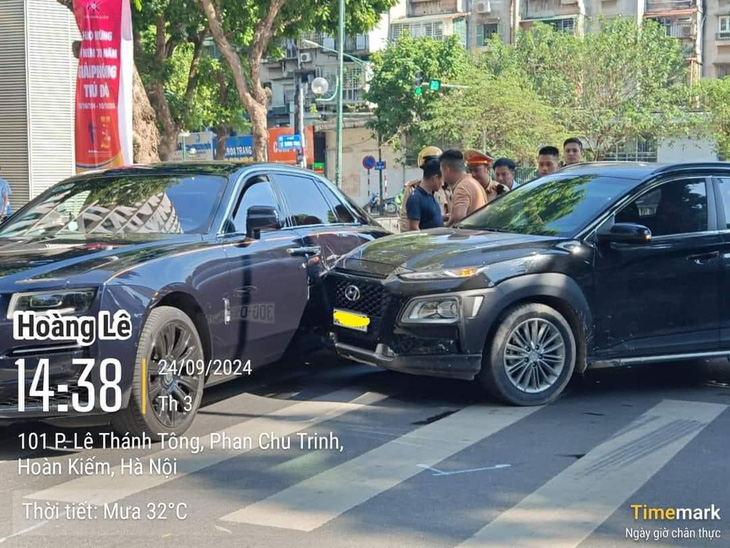 Hà Nội: Rolls-Royce Ghost hàng chục tỉ móp cửa sau vụ va chạm với Hyundai Kona trăm triệu - Ảnh 1.