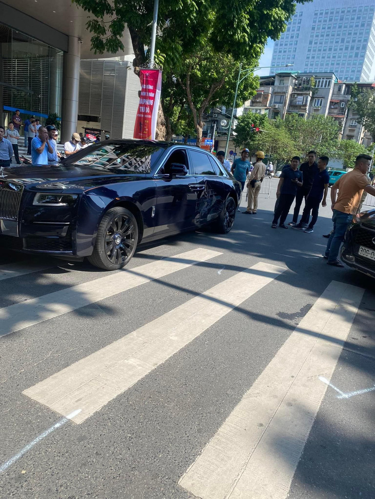 Hà Nội: Rolls-Royce Ghost hàng chục tỉ móp cửa sau vụ va chạm với Hyundai Kona trăm triệu - Ảnh 3.