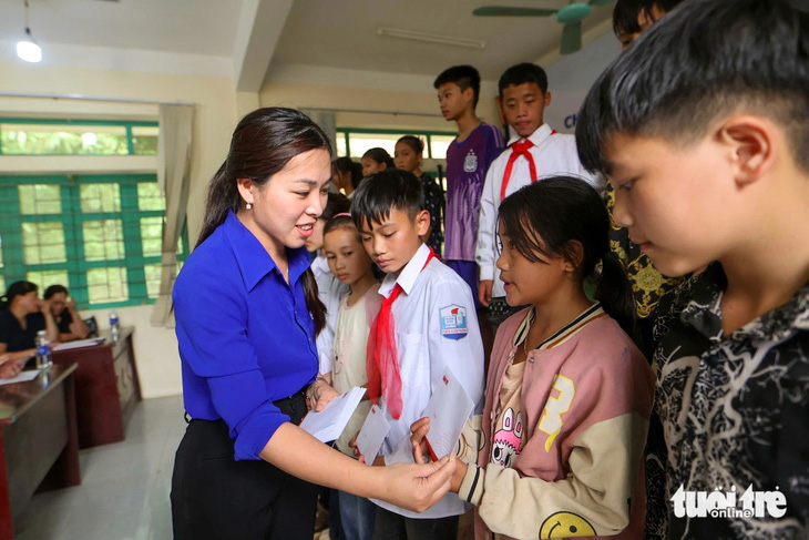 Học sinh vùng lũ Cao Bằng: 'Tiền này em đưa bố mẹ mua sách vở, dựng lại nhà' - Ảnh 1.