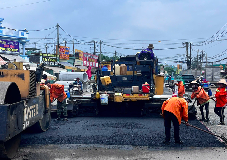 Đang khẩn trương khắc phục việc mất an toàn giao thông khu vực cầu Tăng Long  - Ảnh 1.