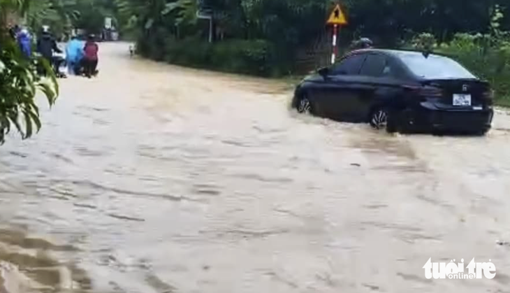 Tuyên dương nhóm nam sinh cứu người bị nước lũ cuốn trôi - Ảnh 2.