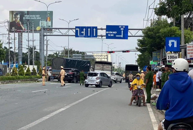 Tài xế nghi ngáo đá tông xe hàng loạt ở Cần Thơ, 2 người chết, 6 người bị thương - Ảnh 1.