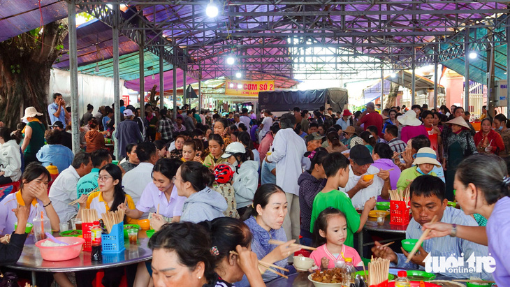 Cận ngày giỗ Anh hùng Nguyễn Trung Trực, dân thập phương càng đông đúc tụ hội về chiêm bái - Ảnh 3.