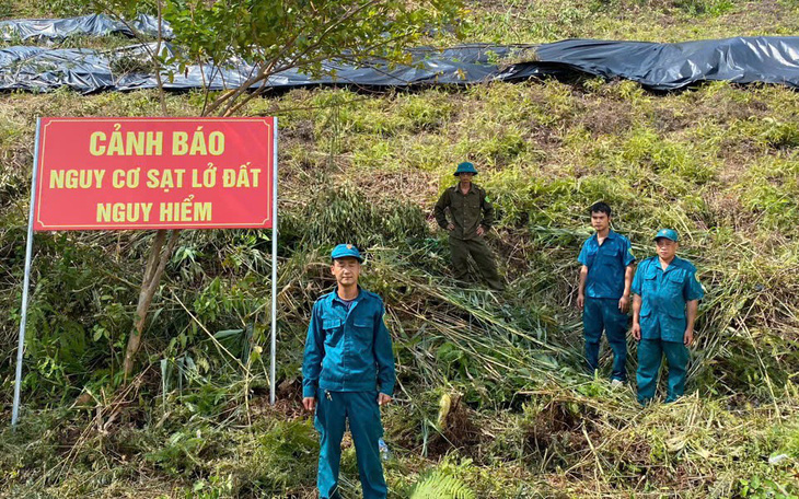 Sạt lở mái taluy nguy hiểm trên quốc lộ 14 - Ảnh 3.