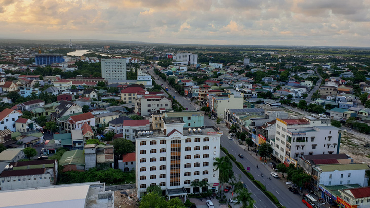 Đông Hà dùng tiền bắn pháo hoa tặng hộ nghèo mừng lên đô thị loai II - Ảnh 1.