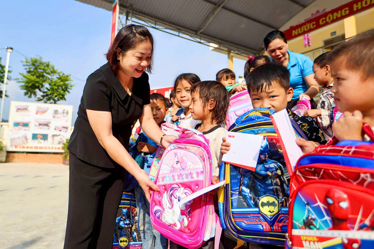 Trao quà cho học sinh vùng lũ, sạt lở ở Cao Bằng: Nguồn động viên lớn để các em tiếp tục đi học  - Ảnh 3.