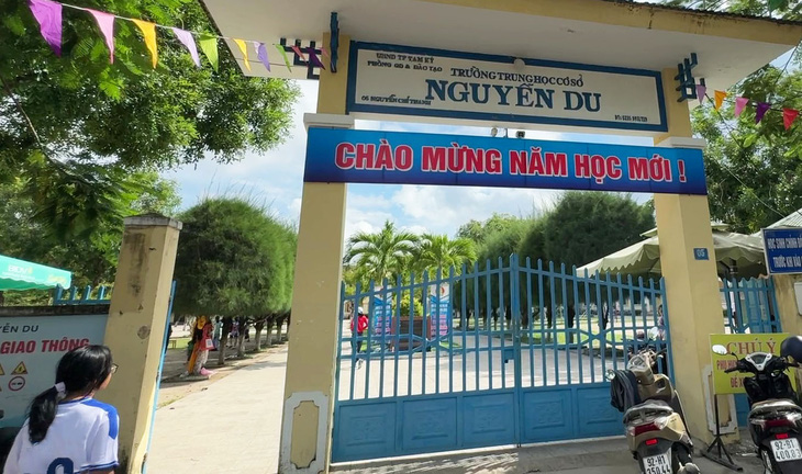 Công an sẽ mời nam phụ huynh xông vào lớp đánh học sinh làm việc - Ảnh 1.